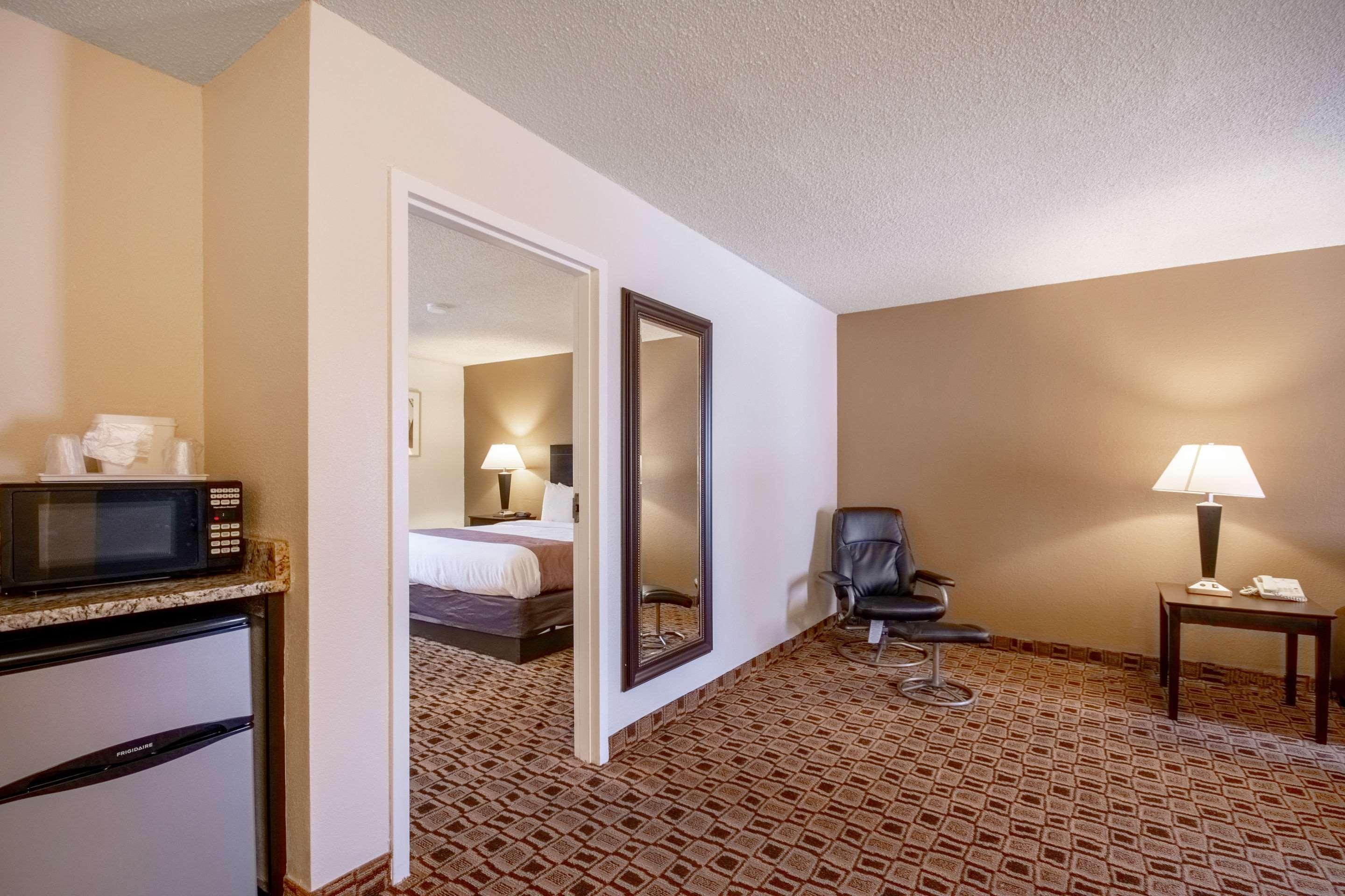 Coratel Plus Suites Wichita West Airport Exterior foto