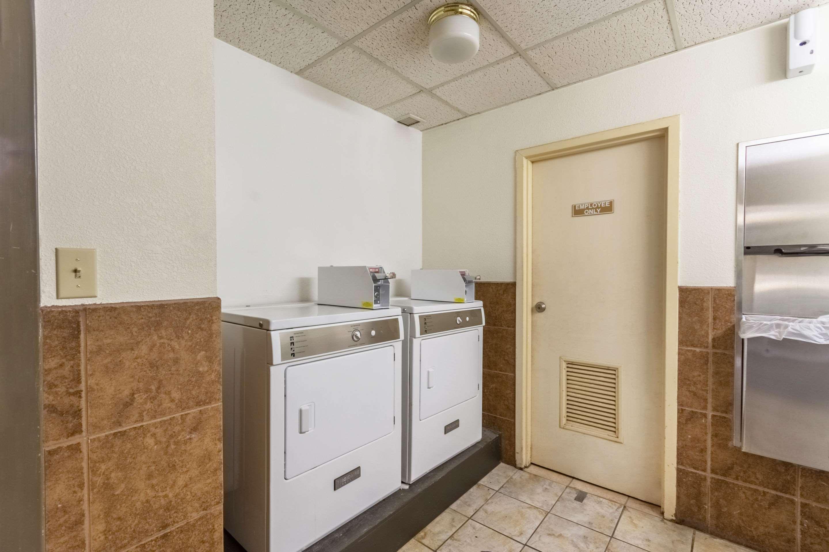 Coratel Plus Suites Wichita West Airport Exterior foto
